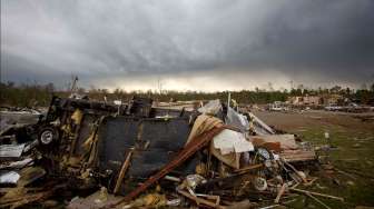 Puing-puing bangunan dan rongsokan mobil akibat terjangan tornado di Mayflower, Arkansas, Selasa (29/4/2014). [Reuters/Carlo Allegri]