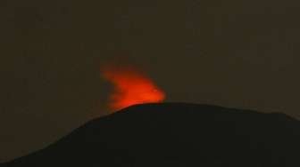 Status Gunung Slamet di Jawa Tengah naik satu level menjadi Siaga, Rabu (30/4). [Antara/Idhad Zakaria]