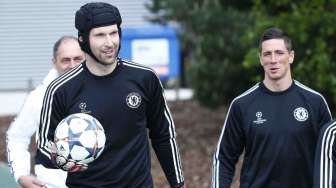 Petr Cech dan Fernando Torres tiba di tempat latihan di Cobham, Surrey, Inggris, Selasa (29/4). [Reuters/Eddie Keogh]      