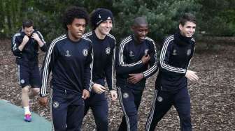 Willian, David Luiz, Ramires dan Oscar tiba di tempat latihan di Cobham, Surrey, Inggris, Selasa (29/4). [Reuters/Eddie Keogh]  