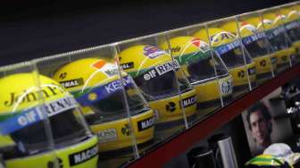 Beberapa helm yang pernah dipakai oleh pambalap asal Brasil, Ayrton Senna di sirkuit Imola, Italy, Rabu (30/4). [Reuters/Alessandro Garofalo]