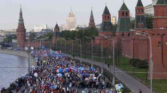 Peringatan Hari Buruh Internasional di Moscow, Kamis (1/5). [Reuters/Maxim Shemetov]