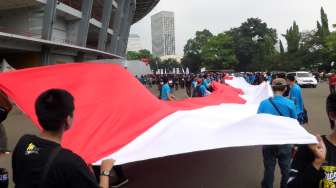  Aksi di GBK, Buruh Kibarkan Bendera Merah Putih 100 Meter