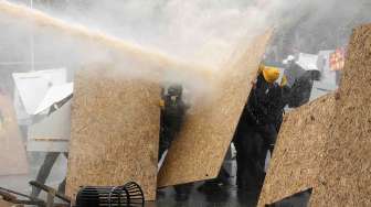 Foto: Berlindung dari Water Cannon