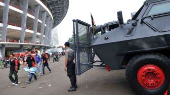 Pengamanan Peringatan Hari Buruh Internasional di Gelanggang Olah Raga Bung Karno Jakarta, Kamis (1/5). [suara.com/ Adrian Mahakam]