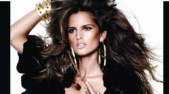 Model Izabel Goulart Tampil dengan Pose Topless di Pantai Miami