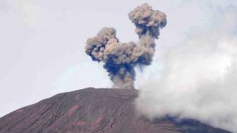 Gunung Slamet Masih Keluarkan Letusan Abu