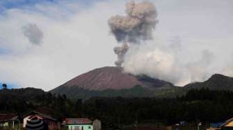 Gunung Slamet mengeluarkan asap hitam saat terjadi letusan yang terlihat dari Dukuh Cilik, Desa Dawuhan, Brebes, Jateng, Sabtu (3/5). [Antara/Oky Lukmansyah]