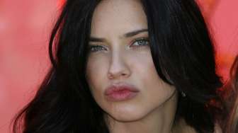 Model Pakaian Dalam Adriana Lima Umumkan Perpisahan dengan Suami