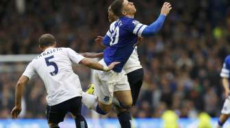 Pemain Everton Ross Barkley dilanggar Pablo Zabaleta (kiri) [Reuters/Russell Cheyne]