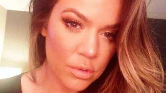 Saingi Kim, Khloe Kardashian Pamer Bokong