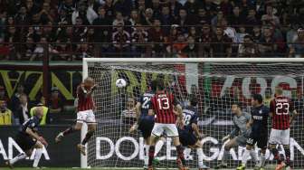 Nigel De Jong sukses menjebol gawang Inter Milan lewat sundulannya di menit ke-65 dan memastikan kemenangan 1-0 bagi Milan. (Reuters/ Max Rossi) 