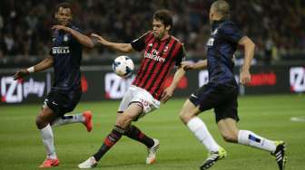 Gelandang AC Milan Kaka (tengah) menggiring bola ditempel dua pemain Inter Milan Rolando (kiri) dan Samuel. (Reuters/Max Rossi)  