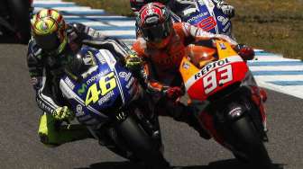 Pembalap MotoGP Marc Marquez (kanan) di sirkuit Jerez di Jerez de la Frontera, Spanyol ( 4/5). [Reuters/Jon Nazca]