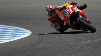Pembalap MotoGP Marc Marquez memacu motor Honda-nya di sirkuit Jerez di Jerez de la Frontera, Spanyol, Minggu ( 4/5). [Reuters/Marcelo Del Pozo]