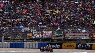 Pembalap MotoGP Marc Marquez memacu motor Honda-nya di sirkuit Jerez di Jerez de la Frontera, Spanyol, Minggu ( 4/5). [Reuters/Marcelo Del Pozo]