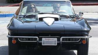 Cindy Crawford Lebih Cocok Naik Mobil Ini?