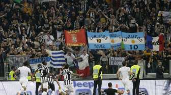 Para pemain Juventus  menghampiri para fansnya di Juventus Stadium guna merayakan gelar Scudetto ketiga kalinya berturut-turut.(Reuters/Max Rossi)  