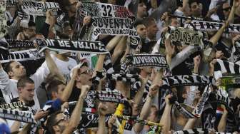 Beginilah para tifosi Juventus merayakan sukses mereka mengamankan gelar juara Seri A Liga Italia. Juve memastikan juara musim ini tanpa harus bermain setelah kemarin rivalnya, AS Roma kalah. (Reuters/Max Rossi) 
