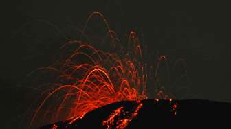 Foto: Letusan Strombolian Gunung Slamet