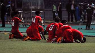 Pemain Myanmar U-19 bersujud syukur usai kalahkan Timnas U-19 di Gelora Bung Karno, Rabu (7/5) [Suara.com/Adrian Mahakam].