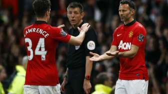 Ryan Giggs akhirnya bermain masuk menggantikan Tom Lawrence di menit ke-70 di Old Trafford. (Reuters/Darren Staples)     