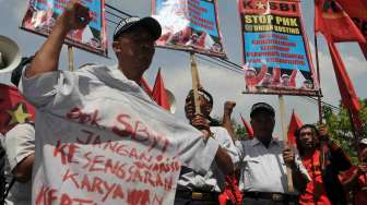 Federasi Serikat Buruh Nusantara (FSBN) dan Konfederasi Kongres Aliansi Serikat Buruh Indonesia (KASBI) berunjuk rasa di depan gedung Mahkamah Agung Jakarta, Rabu (7/5). [suara.com/Adrian Mahakam]