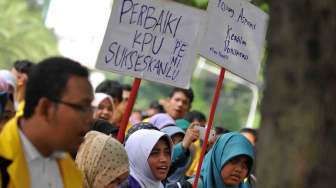 Badan Eksekutif Mahasiswa Seluruh Indonesia (BEMSI) melakukan Aksi Rapor Merah KPU di depan gedung KPU Jakarta, Kamis (7/5). [suara.com/Adrian Mahakam]