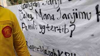 Badan Eksekutif Mahasiswa Seluruh Indonesia (BEMSI) melakukan Aksi Rapor Merah KPU di depan gedung KPU Jakarta, Kamis (7/5). [suara.com/Adrian Mahakam]