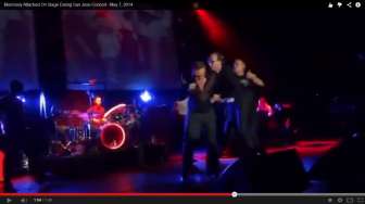 Video: Fans Ricuh, Morrisey Jatuh Saat Konser