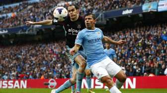 Pemain City Sergio Aguero berebut bola dengan Joey O'Brian dalam laga pamungkas kedua tim yang digelar di Etihad Stadium [Reuters/Darren Staples]