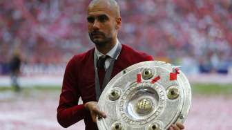 Pelatih Josep Guardiola (kiri) mengangkat trofi juara Bundesliga pertamanya bersama Bayern Munich. Ini merupakan gelar Bundesliga ke-23 kalinya. (Reuters/Michael Dalder) 