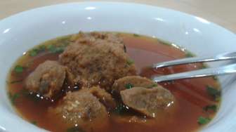 Bakso Pinggir Jalan yang Punya Banyak Pelanggan Setia