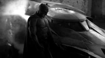 Setelah Batmobile, Snyder Unggah Foto Ben Affleck Berkostum Batman