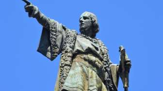 Demonstran Baltimore Robohkan Patung Christopher Columbus