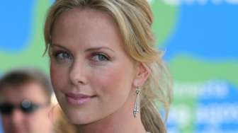 Hadiri Festival Film Cannes 2014, Charlize Theron Boyong Anak Adopsi