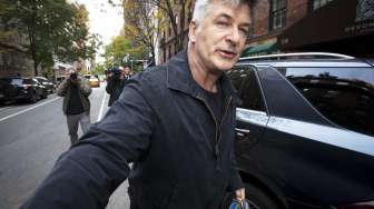 Kayuh Sepeda Melawan Arus, Alec Baldwin Ditangkap Polantas