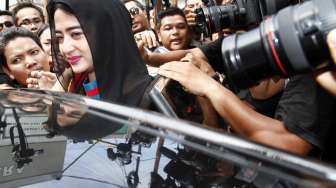  Umrah, Ini "Kicauan" Dewi Perssik Setelah Tiba di Arab Saudi