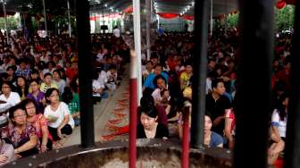 Suasana perayaan Waisak di Vihara Ekayana, Jakarta, Kamis (15/5/2014), yang turut dihadiri Wagub DKI Jakarta Basuki Tjahaja Purnama. [Suara.com/Adrian Mahakam]