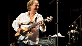 Lee Ritenour Ramaikan "Economics Jazz ke-19" di Yogyakarta