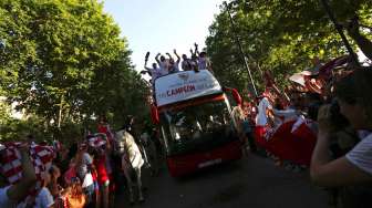 Pemain Sevilla rayakan kesuksesan di Liga Europa bersama fans [Reuters/Marcelo del Pozo]