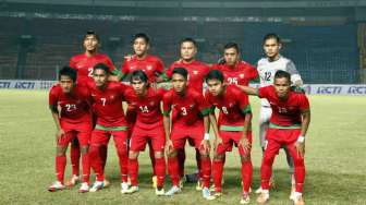 Tim nasional Indonesia U-23 berfoto sebelum menghadapi Republik Dominika di Stadion Utama Gelora Bung Karno Jakarta(15/4)[suara.com/Adrian Mahakam] 