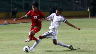 Gelandang Tim Indonesia U-23 Bayu Gatra mencoba melewati hadang pemain Republik Dominika di Stadion Utama Gelora Bung Karno Jakarta(15/4)[suara.com/Adrian Mahakam] 