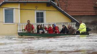 Banjir Setinggi Atap Rumah, Warga Dievakuasi Dengan Perahu