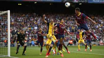 Duel Barcelona dan Atletico Madrid dalam laga penentu juara La Liga Spanyol di Camp Nou, (17/5). (Reuters/Marcelo del Pozo)