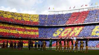 Para pemain Barcelona dan Atletico Madrid berada di lapangan sebelum laga penentu juara La Liga Spanyol di Camp Nou, (17/5). (Reuters/Marcelo del Pozo)