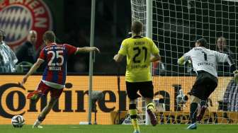 Thomas Mueller saat mencetak gol kedua Bayern ke gawang Borussia Dortmund [Reuters/Ina Fassbender]