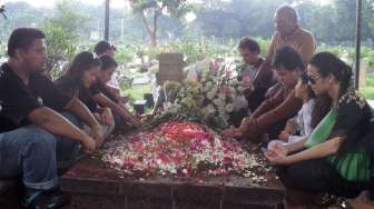 Wong Aksan dan Titi Rajo Bintang Berdoa Bersama di Pusara