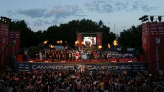 Inilah panggung para pemain Atletico Madrid merayakan keberhasilannya meraih trofi La Liga di depan para pendukungnya. (REUTERS/Juan Medina)  