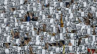 Para suporter Juventus mengangkat poster yang ditunjukkan kepada pelatih Antonio Conte untuk tetap bertahan di Turin saat Bianconeri menghadapi Cagliari di laga terakhir musim ini. (Reuters/Alessandro Garofalo) 